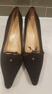 Elegant Preowned Black Chanel Pumps!!
